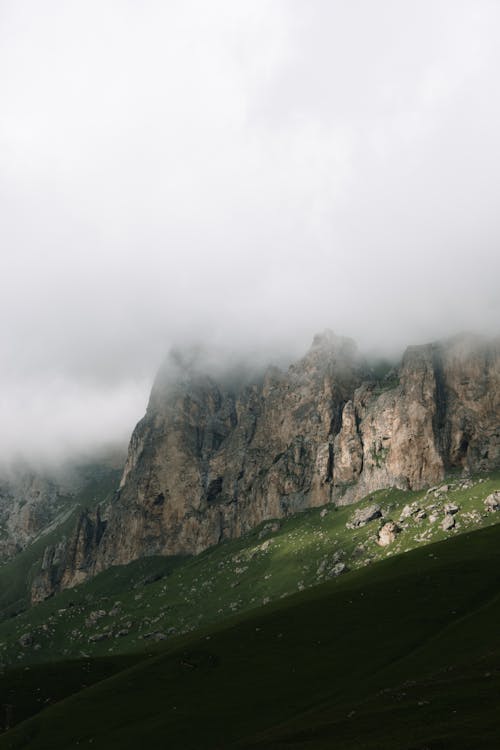 Gratis stockfoto met klif, landschap, mist Stockfoto