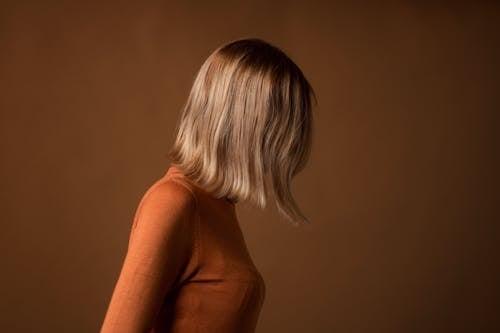 Foto profissional grátis de cabelo, fundo marrom, mangas compridas marrons