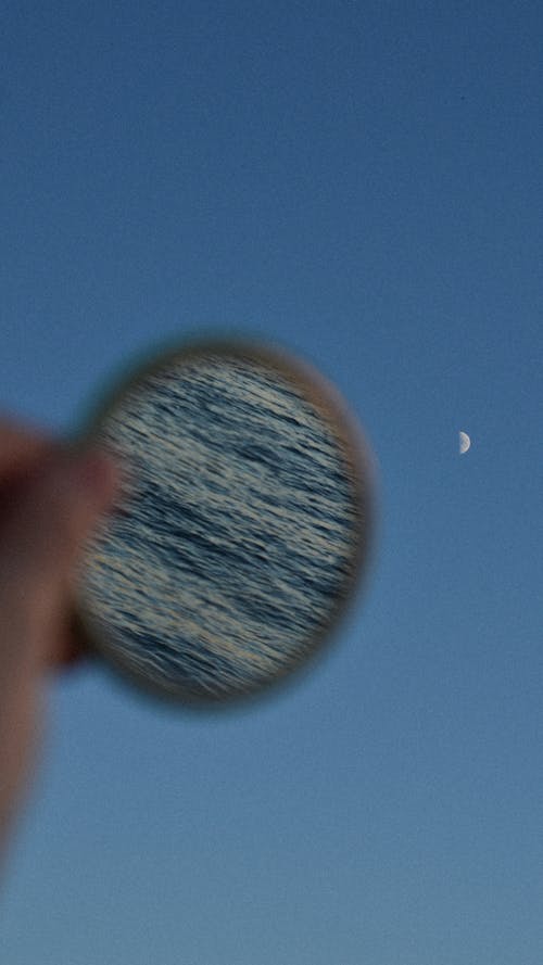 Gratis lagerfoto af blå himmel, halvmåne, lodret skud Lagerfoto
