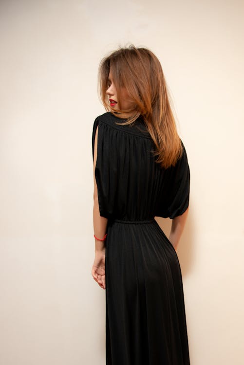 Фотография женщины в черном платье