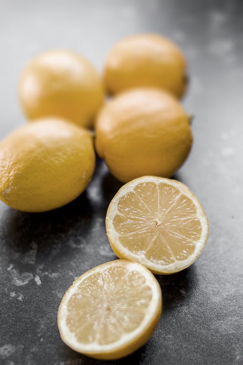 무료 슬라이스 레몬의 얕은 초점 사진 스톡 사진