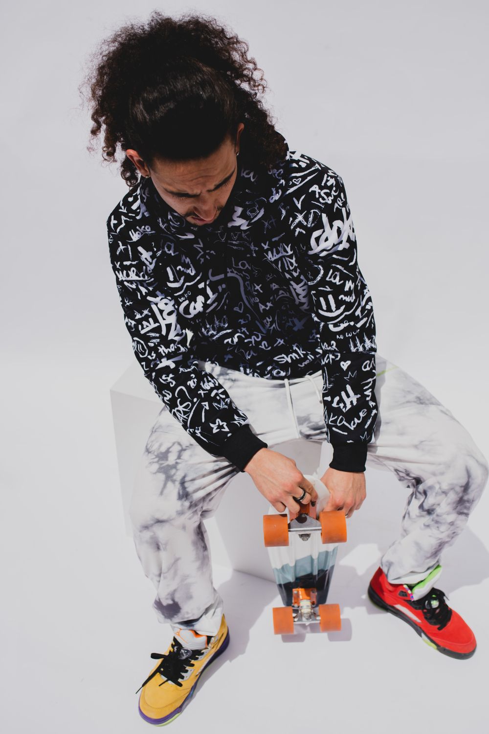 Persona con sudadera en una sesión de moda urbana