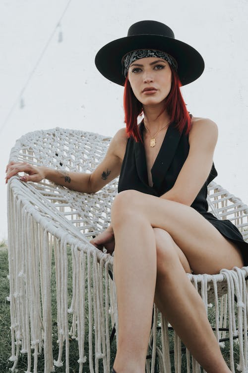 Foto profissional grátis de atraente, bonita, chapéu preto