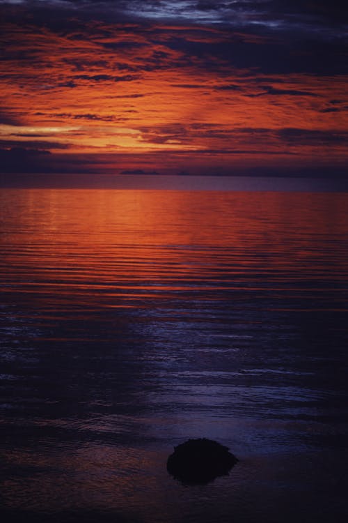 Immagine gratuita di alba, cielo drammatico, corpo d'acqua