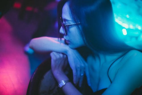 Perfil feminino sob néons vibrantes