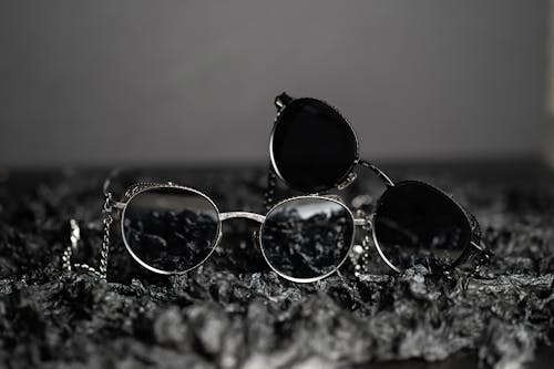 Foto profissional grátis de fotografia do produto, fotografia em escala de cinza, óculos de sol