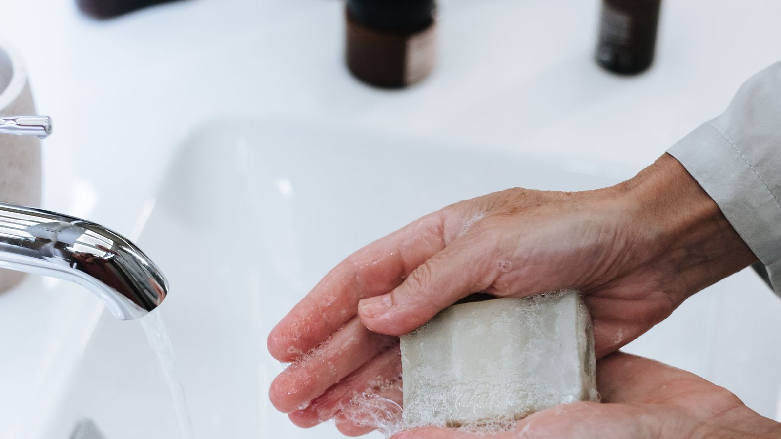 Lavagem das mãos com água e sabão.