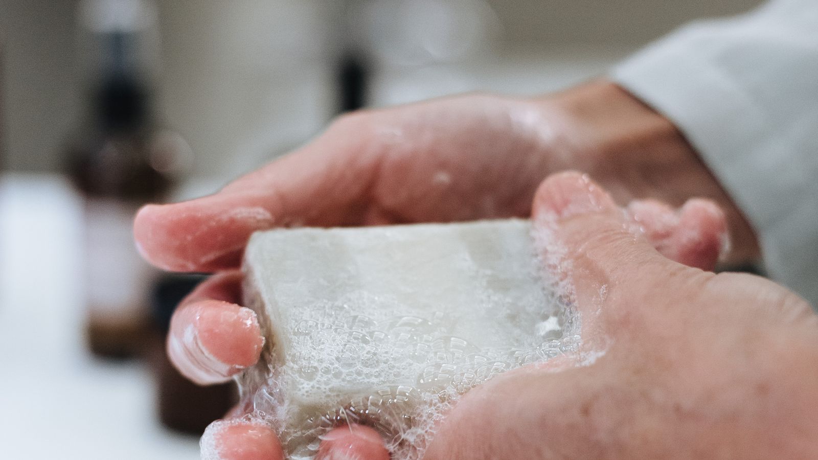 Lavagem das mãos com água e sabão.