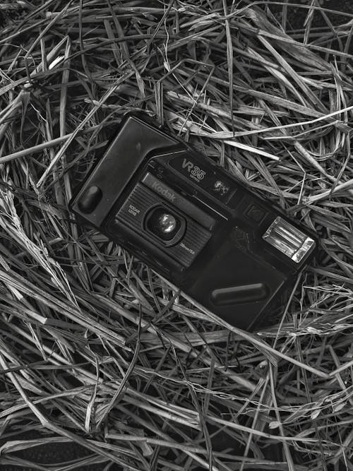 Bezpłatne Darmowe zdjęcie z galerii z aparat analogowy, czarno-biały, fotografia w skali szarości Zdjęcie z galerii