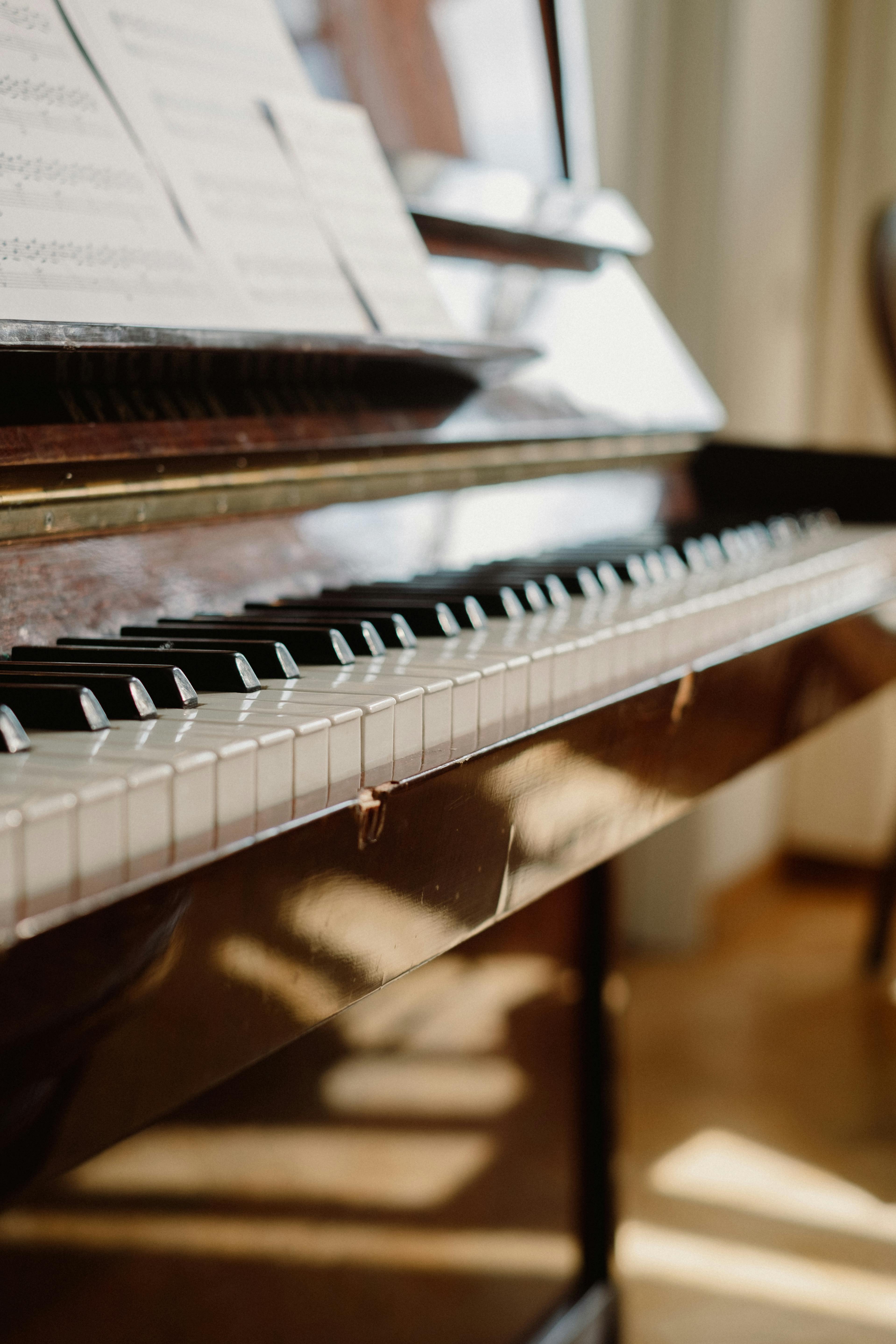 Phím đàn piano màu đen và trắng ở chế độ cận cảnhPhím đàn piano màu đen và trắng ở chế độ cận cảnh  