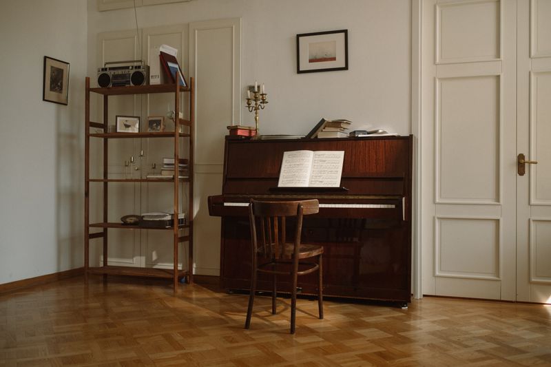 Piano vertical de madera en una habitación cálida