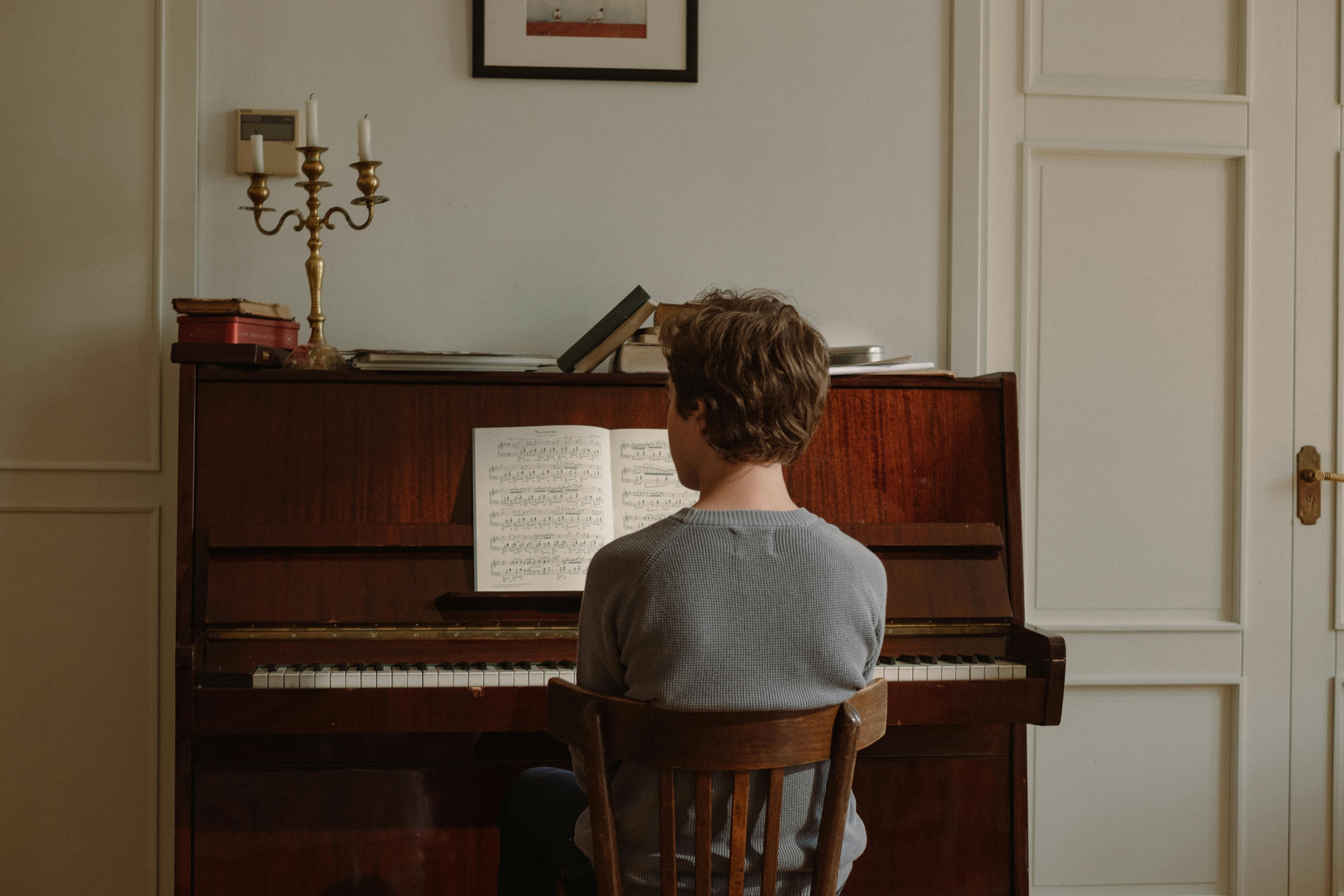 Retrato De Um Pianista Com Barba Confiável, Parado Perto Do Piano Em Casa  Na Sala De Estar. Imagem de Stock - Imagem de pessoa, adulto: 214342135