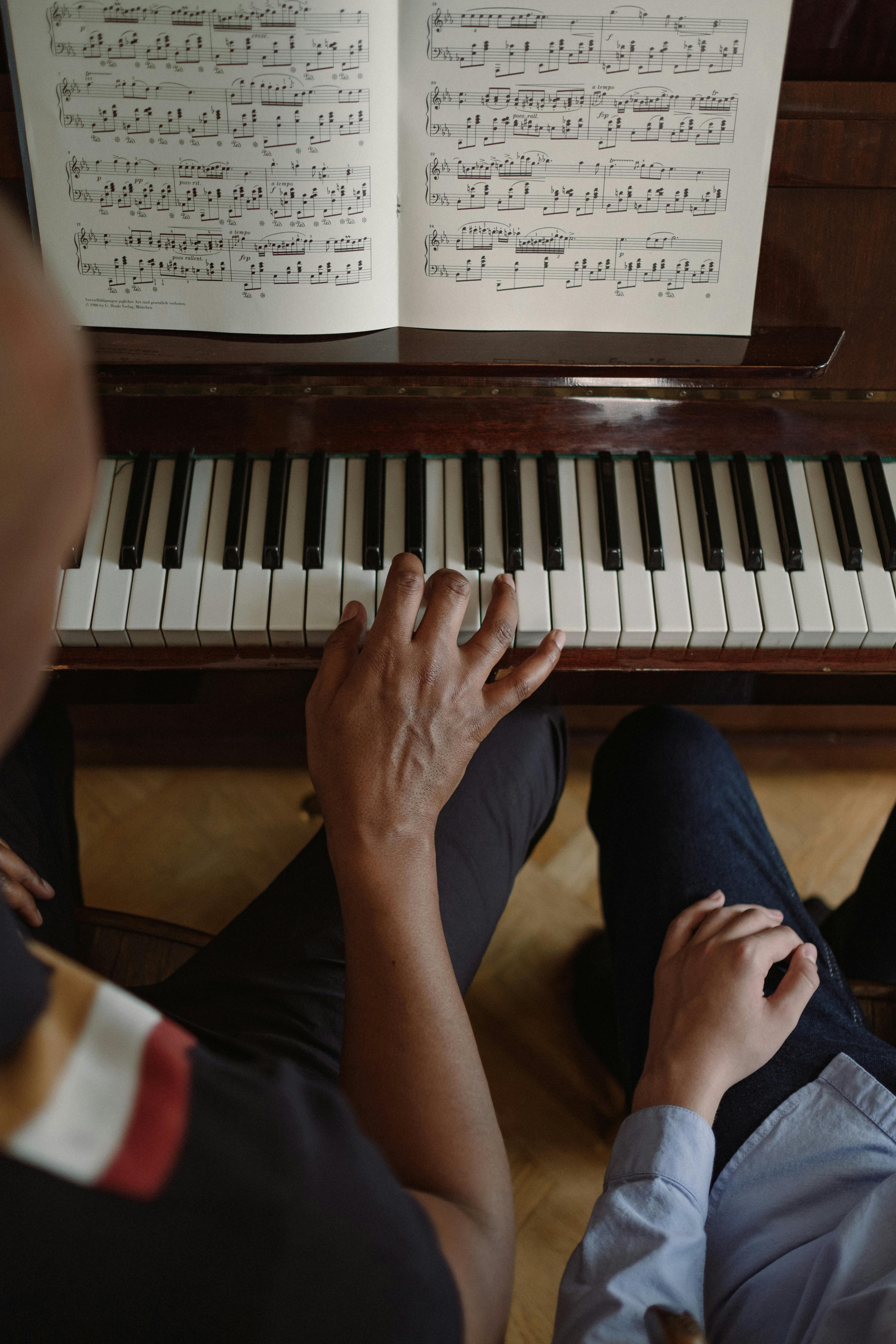 Un uomo anziano che suona il pianoforte · GratisUn uomo anziano che suona il pianoforte · Gratis  