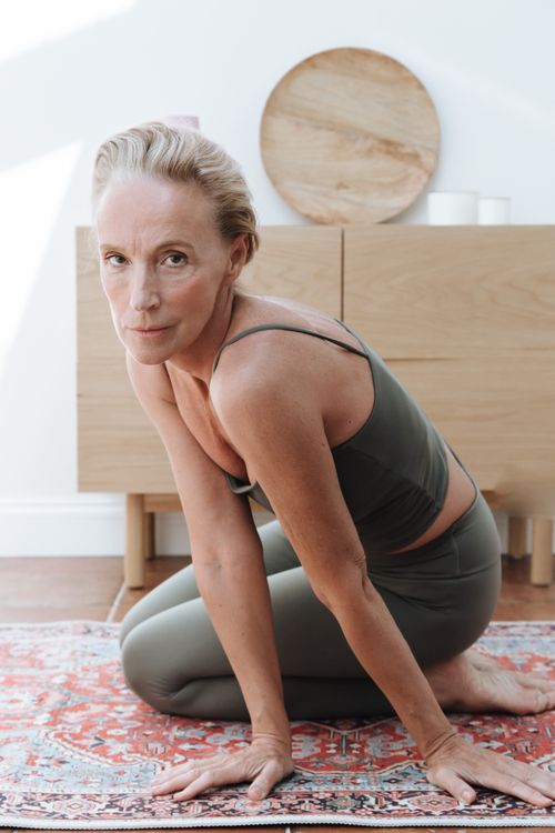Free Senior woman in yoga attire meditating indoors. Healthy lifestyle and tranquility. Stock Photo