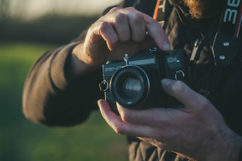 Základová fotografie zdarma na téma analogový fotoaparát, detail, držení