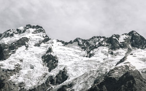 Gratis Fotografi Gunung Yang Tertutup Salju Foto Stok
