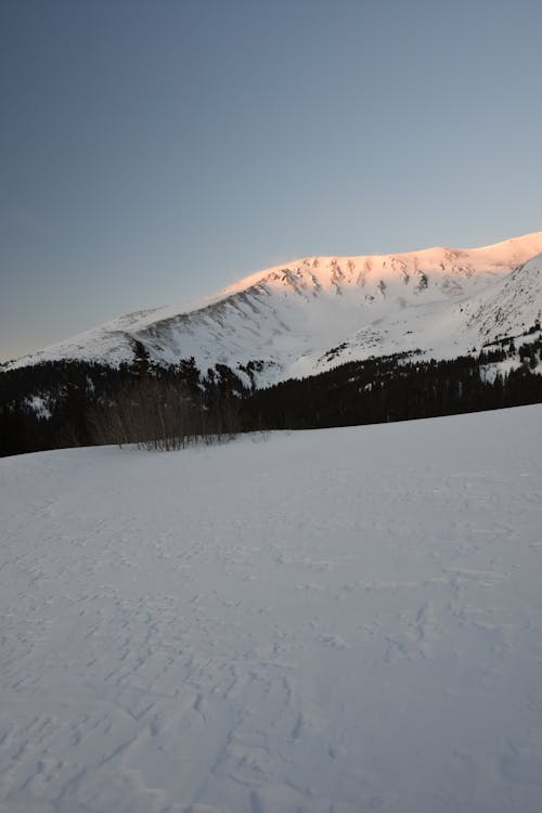 dağ, dikey atış, kar yağışlı içeren Ücretsiz stok fotoğraf