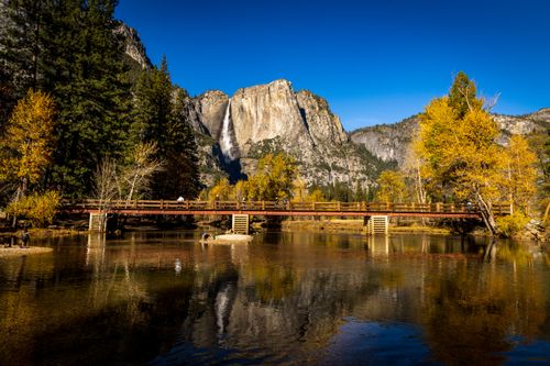 Free Beautiful autumn scenery with a bridge over a lake in Yosemite National Park. Stock Photo