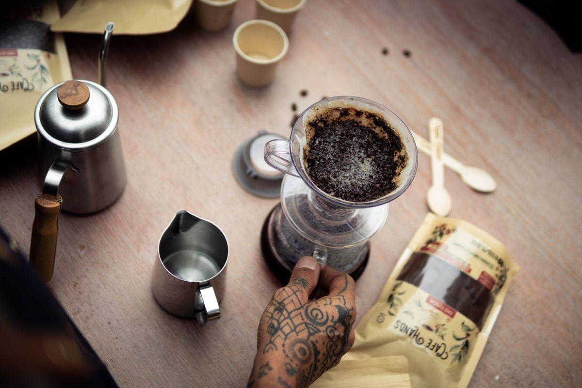Preparación de café filtrado medida con balanza sobre mesa de madera