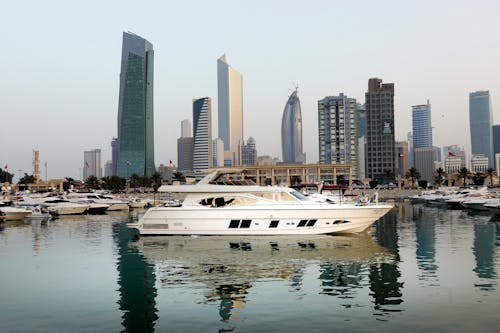 Free Photo of Yachts Near the City Stock Photo