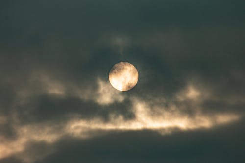 Foto stok gratis astronomi, awan, bulan purnama