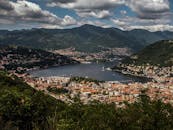 科莫湖坐落在郁郁葱葱的伦巴第山脉，其空中远景令人叹为观止