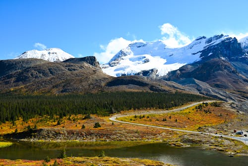 Бесплатное стоковое фото с водоем, живописный, заснеженные горы
