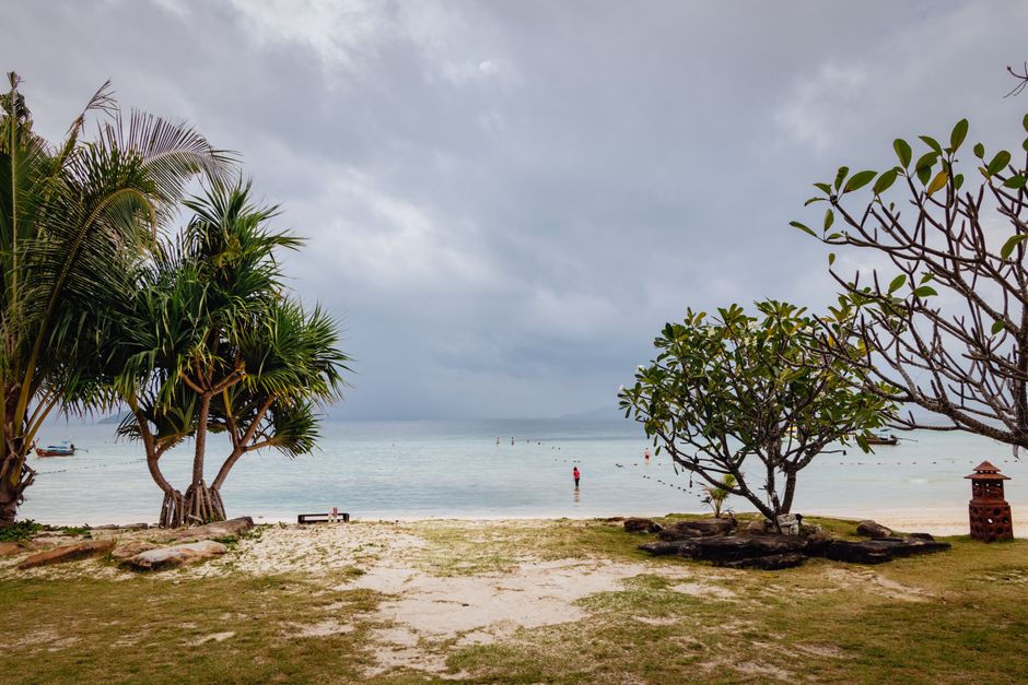 Plage tropicale de Thaïlande sous un ciel orageux de mousson