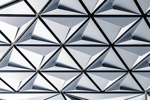 多伦多一座现代建筑上装饰着未来派的银色几何图案