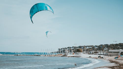 免费 动力风筝, 岸邊, 招手 的 免费素材图片 素材图片