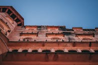 低角度拍摄古老建筑立面，天空清澈，细节尽显