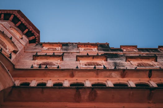 低角度拍摄古老建筑立面，天空清澈，细节尽显