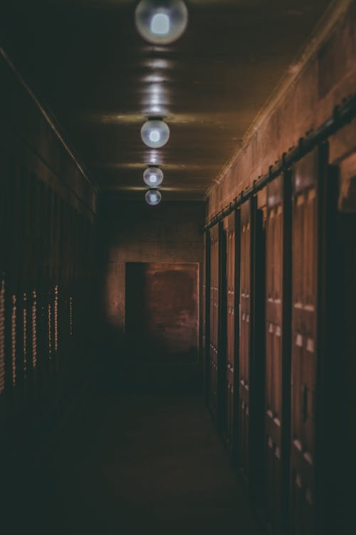 Loş Işıklarla Koridorun Fotoğrafı