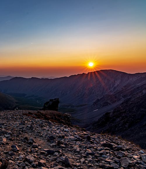 山, 日落, 橘色天空 的 免费素材图片