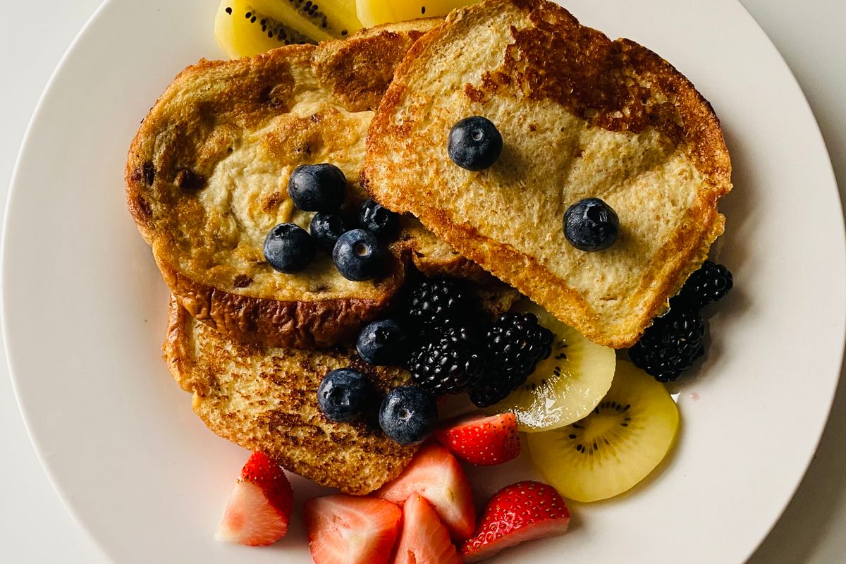 French toast with berries