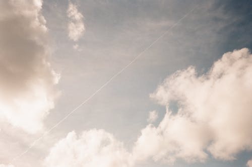 Безкоштовне стокове фото на тему «skyscape, жаб’яча перспектива, красиве небо»