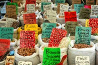 罗马市场上豆类和扁豆品种充满活力，标签色彩缤纷，种类多样