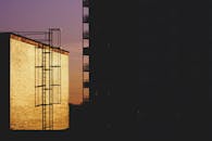 日落时分，城市建筑的轮廓在充满活力的天空映衬下，显得格外引人注目