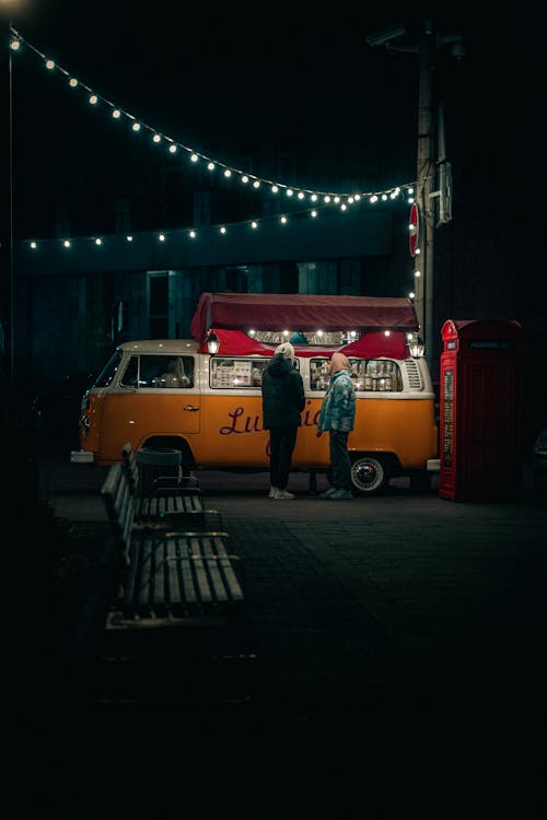 Immagine gratuita di food truck, in piedi, notte