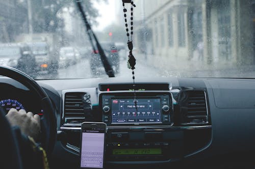 무료 비가 내리는 동안 차를 운전하는 사람의 사진 스톡 사진