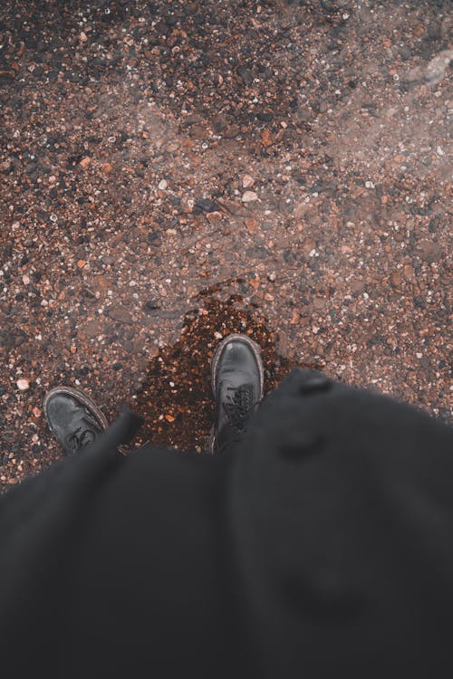 Darmowe zdjęcie z galerii z czarne buty, kamienie, na stojąco