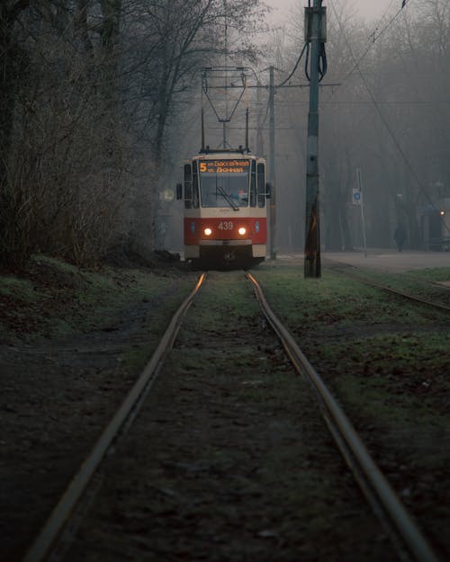 Darmowe zdjęcie z galerii z pionowy strzał, pociąg, transport publiczny