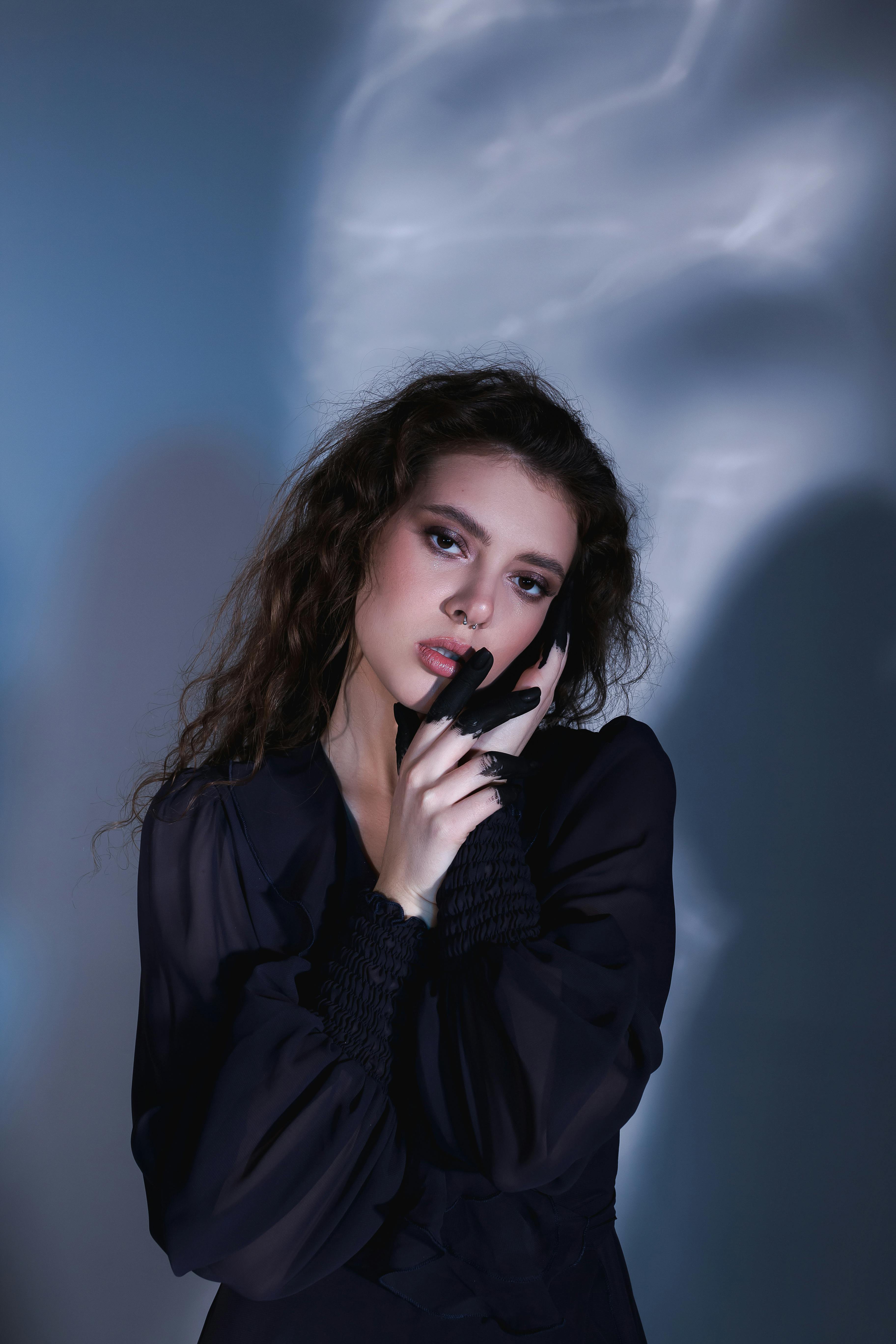 Gratis Foto stok gratis atasan hitam, bayangan lembut, bergaya Foto Stok