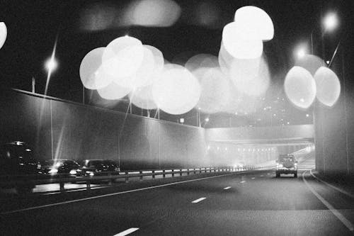 Foto d'estoc gratuïta de autopista, baranes, blanc i negre