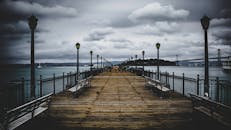 旧金山通往海湾大桥的码头，头顶阴云密布，景象十分戏剧性