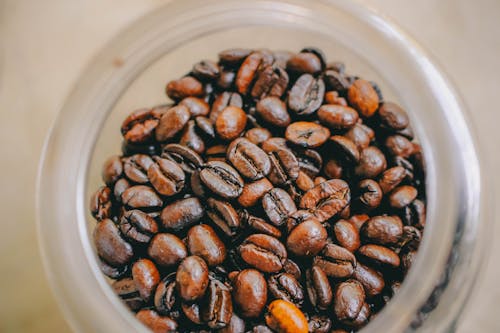 Foto Di Chicchi Di Caffè Marroni All'interno Del Barattolo Di Vetro Trasparente