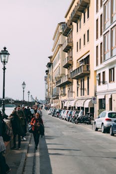 意大利佛罗伦萨繁忙的街景，捕捉了游客与经典建筑的身影
