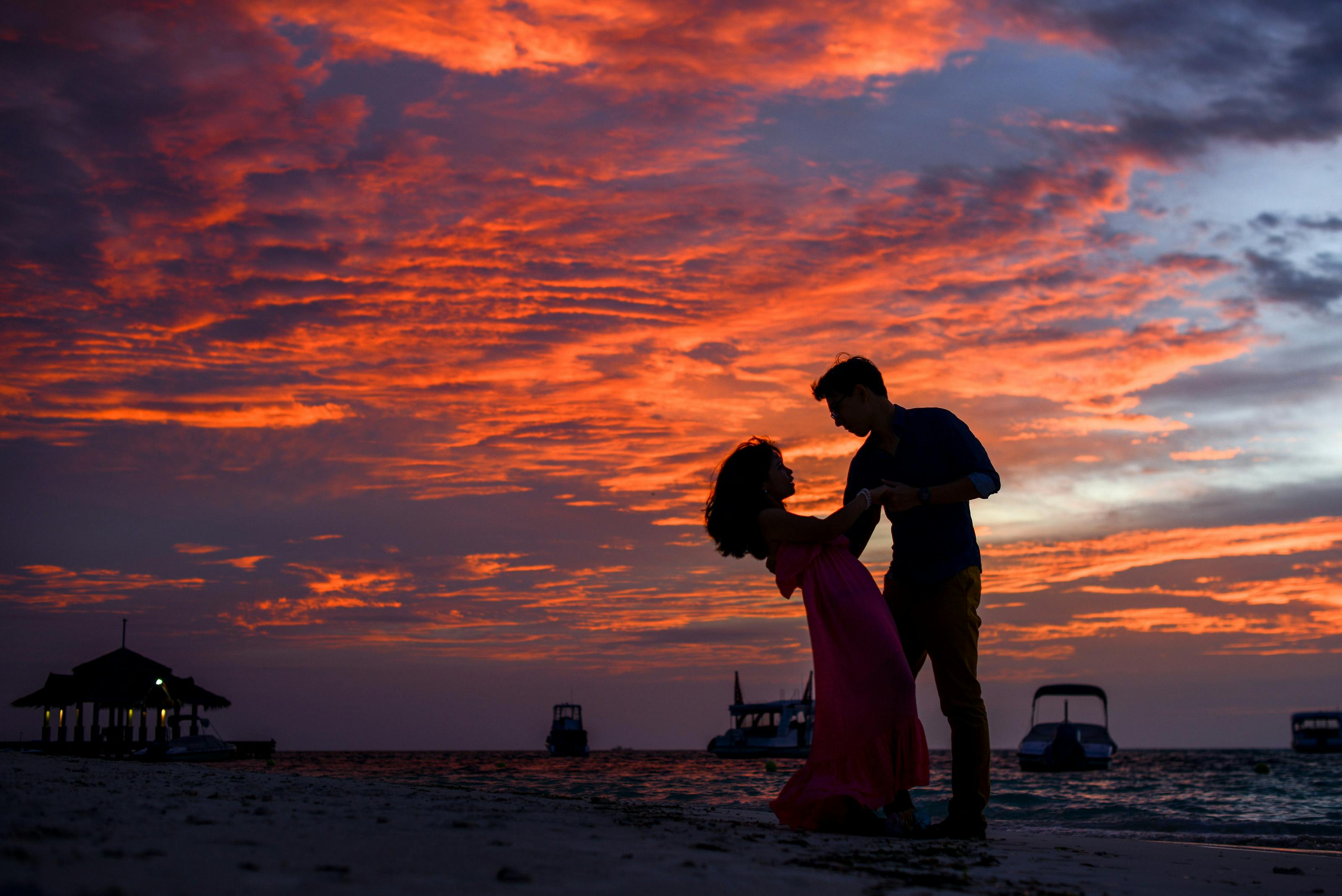 4.200+ Feliz Casal Mulher E Homem Atraente Em óculos De Sol Na Praia fotos  de stock, imagens e fotos royalty-free - iStock