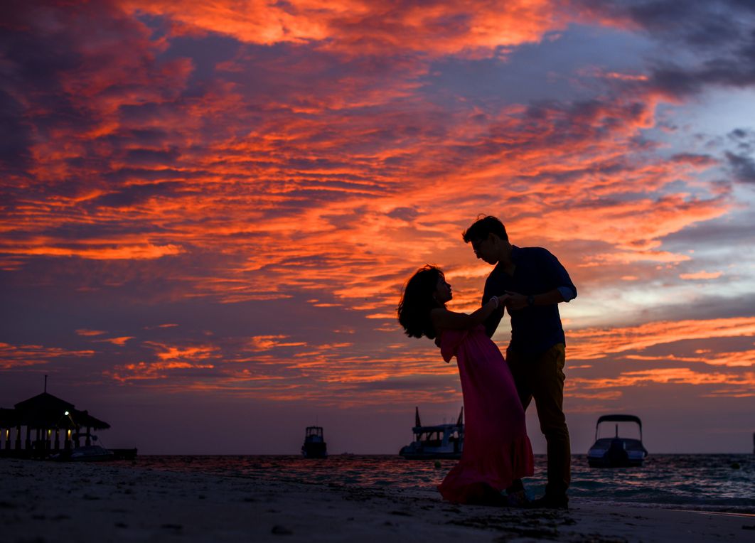 Online dating: starting a conversation on a niche platform