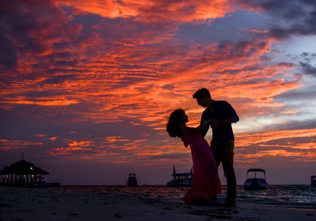 Online dating: starting a conversation on a niche platform